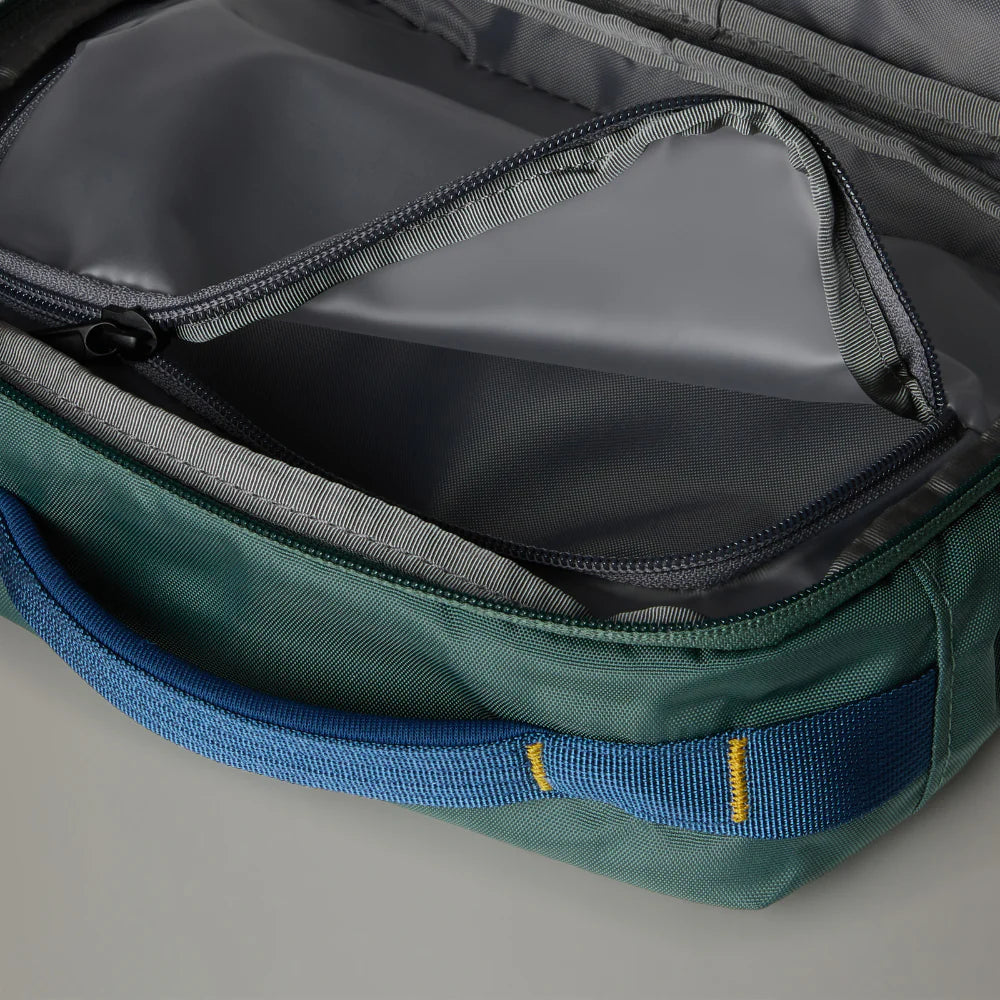 The North Face Base Camp Voyager Washbag